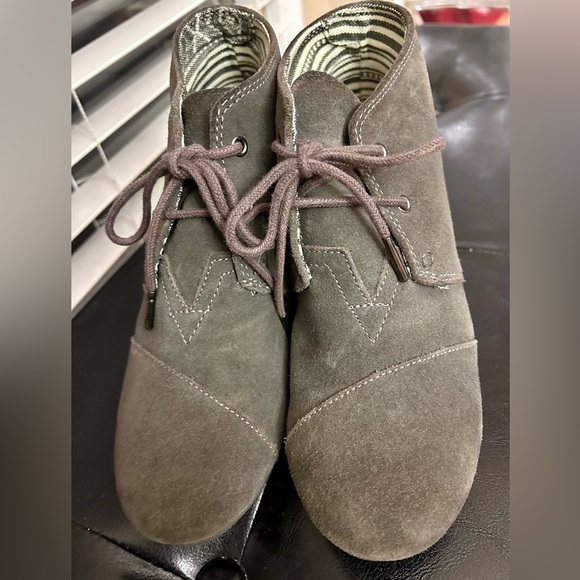 TOMS Women’s Suede Wedge Booties - Picture 3 of 4